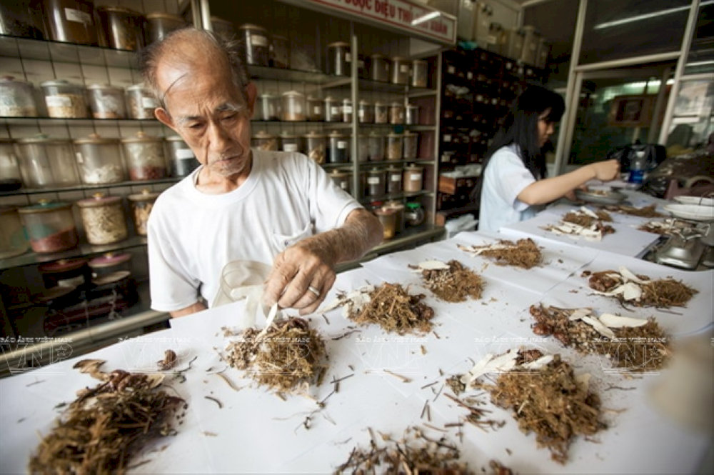 Visit Hai Thuong Lan Ong Street and explore Vietnamese traditional medicine